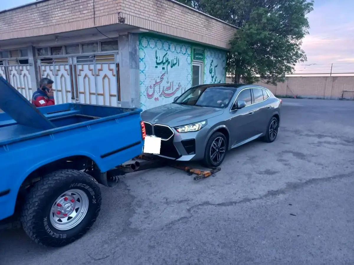 بی ام دبلیو متخلف نتوانست از چنگال پلیس فرار کند 