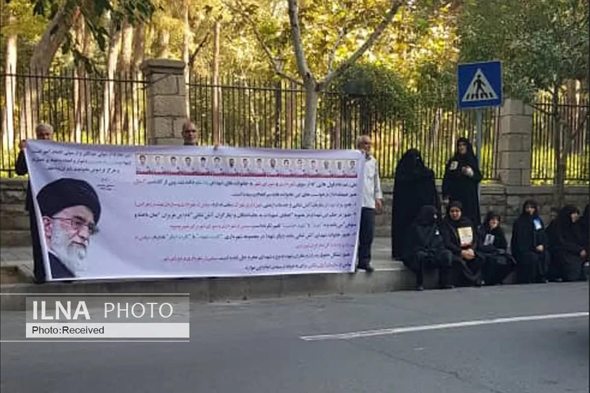 تجمع تعدادی از خانواده‌های شهدای پلاسکو در مقابل شهرداری تهران