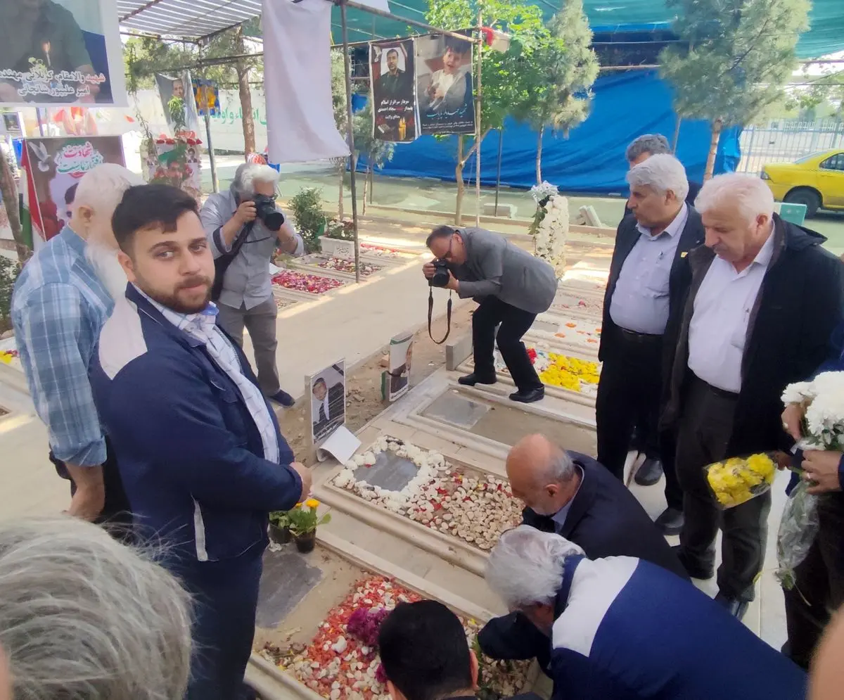آغاز مراسم‌ هفته کارگر با ادای احترام به شهدا/ حضور تشکل‌ها در بهشت زهرا