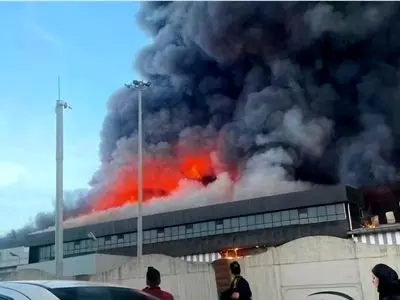 آتش‌سوزی گسترده در انبار پنیر شرکت کاله؛ ۲۵ دستگاه آتش‌نشانی برای مهار آتش اعزام شدند