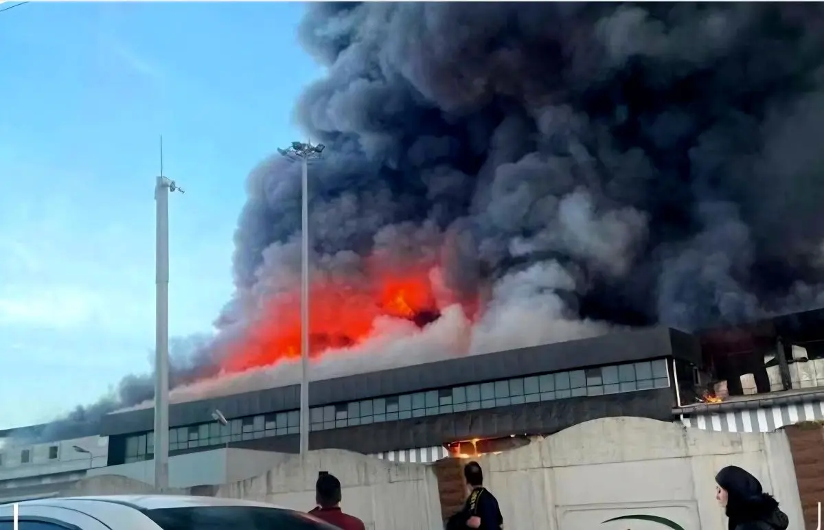 آتش‌سوزی گسترده در انبار پنیر شرکت کاله؛ ۲۵ دستگاه آتش‌نشانی برای مهار آتش اعزام شدند