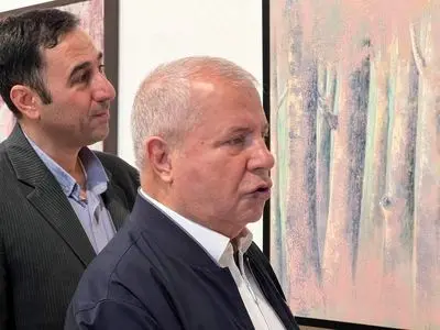 بازدید علی پروین از نمایشگاهی در فرهنگسرای نیاوران