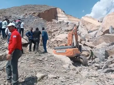 شرایط محل حادثه به دلیل شدت ریزش معدن بسیار پیچیده و مبهم است