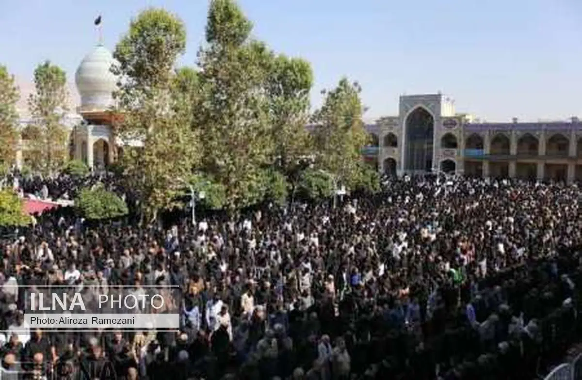 عزاداران شیرازی نماز ظهر عاشورا را در شاهچراغ اقامه کردند
