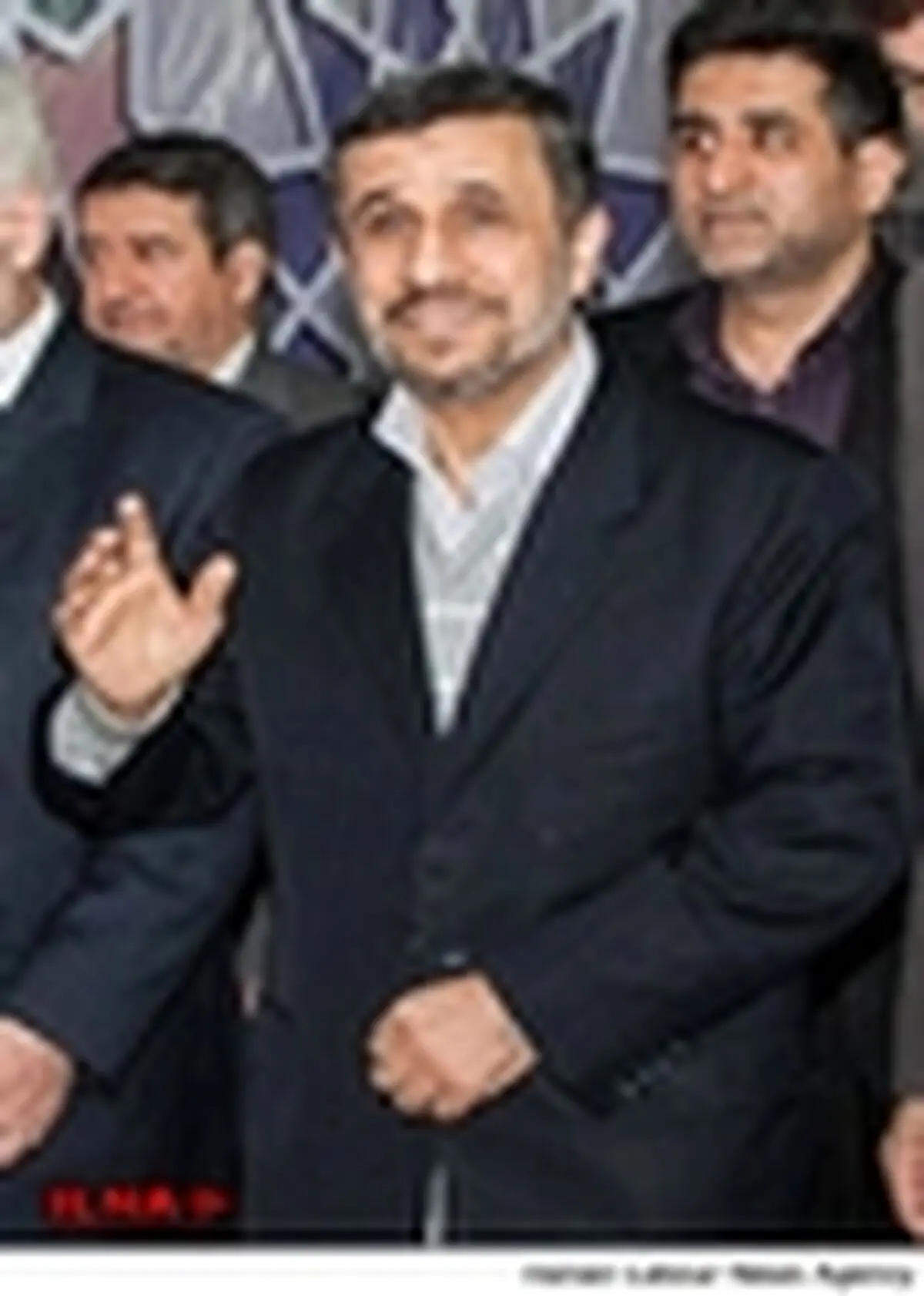 اقدام جالب احمدی‌نژاد به جای پاسخ به خبرنگاران
