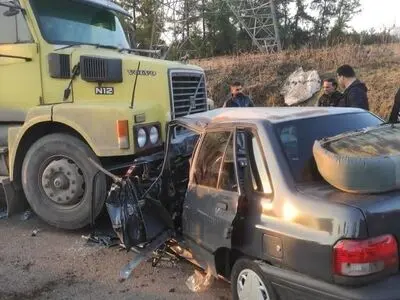 نجات راننده محبوس شده در خودرو در رشت 