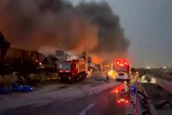آتش‌ در بخش‌هایی از محل حادثۀ بندر شهید رجایی دوباره شعله‌ور شد + فیلم