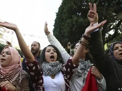 اقتحام مقر لـ"حرکة النهضة" وإحراق محتویاته فی مدینة حومة التونسیة