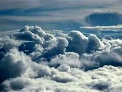 لحظه ورود یک چترباز به داخل ابر بارانی+ فیلم