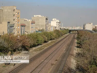 منطقه‌ای که به اسارت راه‌آهن درآمده است/ ایجاد دیوار صوتی مهمترین خواسته اهالی محله مقدم/ عبور از زیرگذری که حکم تونل وحشت را برای زنان دارد+ فیلم