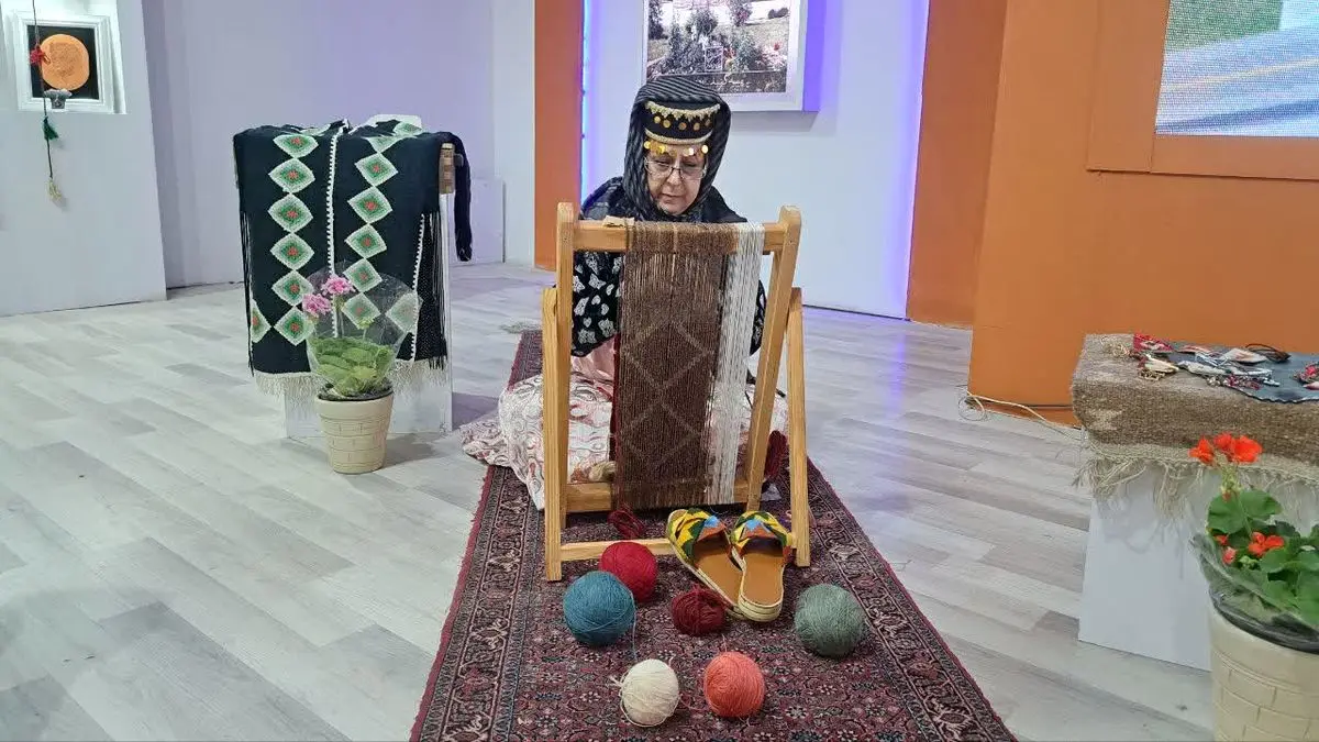 نمایش ۳۸ اثر صنایع دستی آذربایجان غربی در نمایشگاه بین المللی تهران