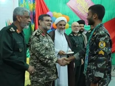 اهدای عیدانه رهبر معظم انقلاب به دریادلان حاضر در جزایز نازعات