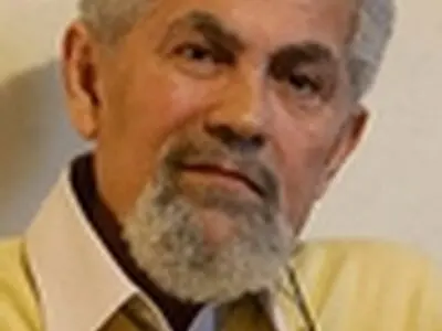 ظاهرا در روی همان پاشنه می‌چرخد