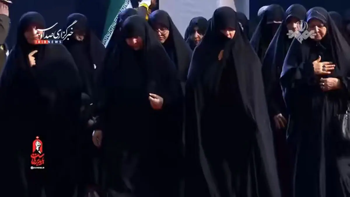 حضور هیئتی از بانوان ‌طلاب و فعالان عرصهٔ بین‌الملل در مصلای تهران برای ادای احترام به پیکر رهبر شهید انقلاب اسلامی + فیلم