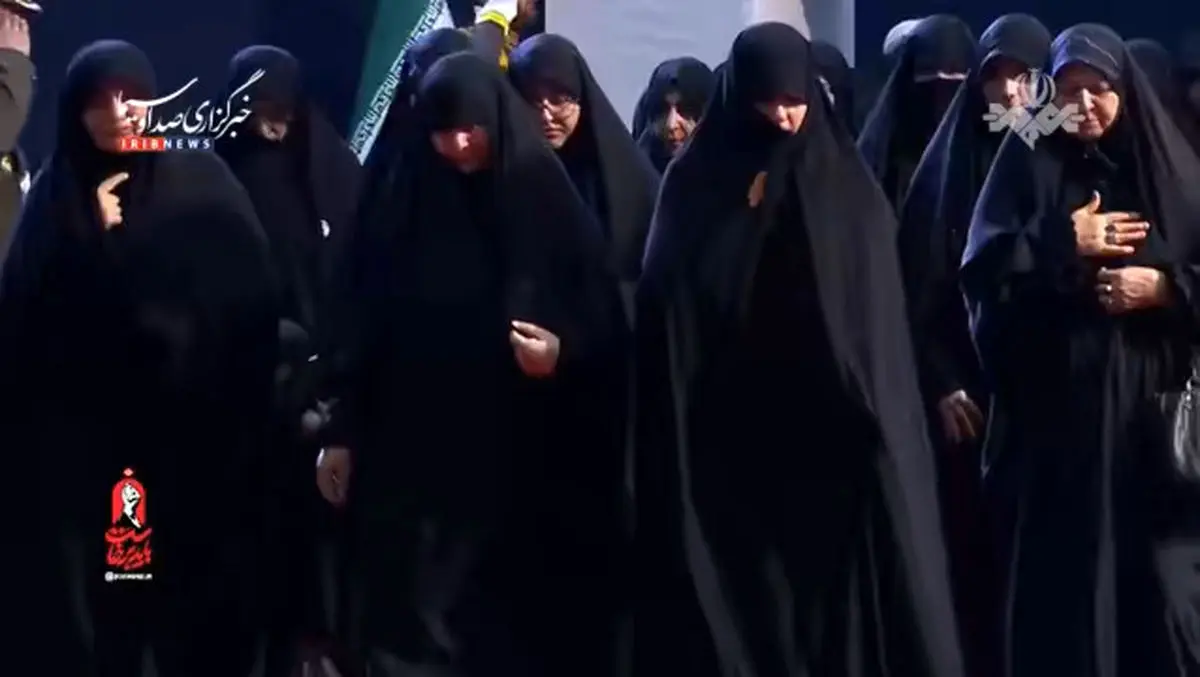 حضور هیئتی از بانوان ‌طلاب و فعالان عرصهٔ بین‌الملل در مصلای تهران برای ادای احترام به پیکر رهبر شهید انقلاب اسلامی + فیلم