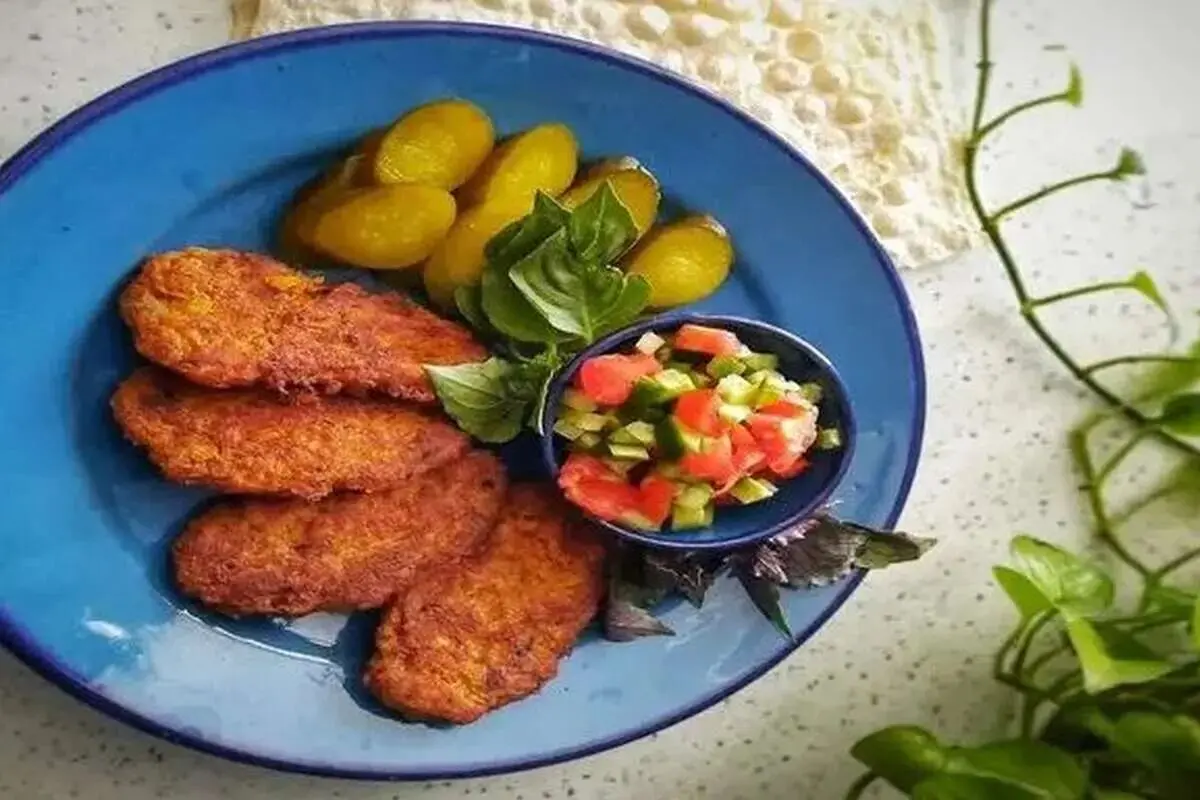 طرز تهیه کتلت با گوشت کوبیده آبگوشت؛ خوشمزه و سریع 