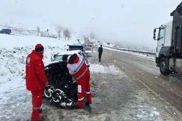 امدادگران چهارمحال و بختیاری به ۲ مصدوم برخورد سواری پژو با خودروی راهداری در محور شهرکرد-شلمزار امداد رسانی کردند