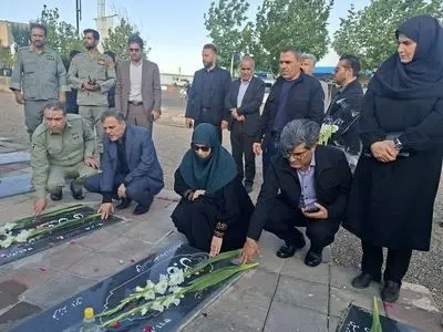 ادای احترام رئیس سازمان حفاظت محیط زیست به مقام شامخ شهدای استان زنجان
