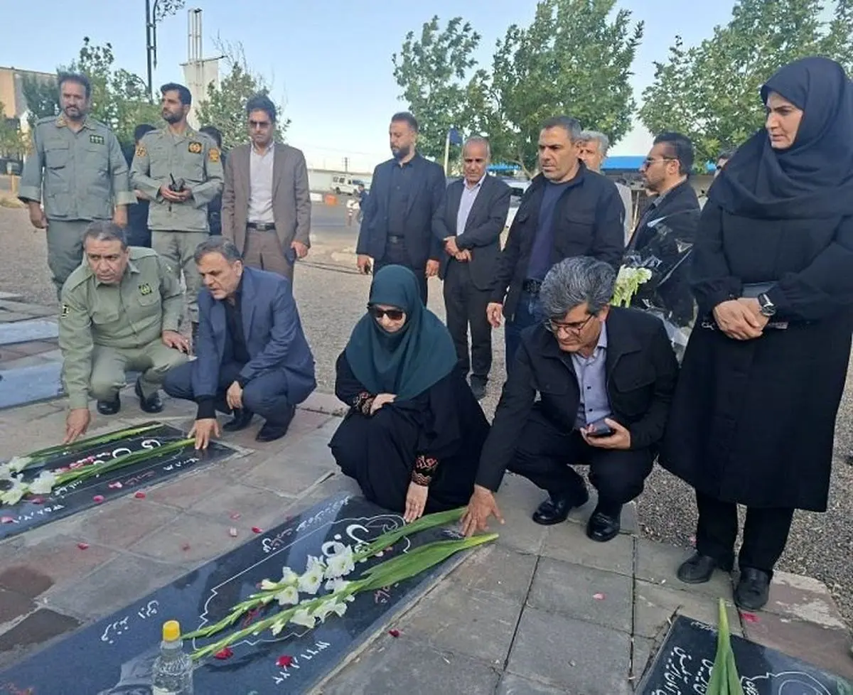 ادای احترام رئیس سازمان حفاظت محیط زیست به مقام شامخ شهدای استان زنجان