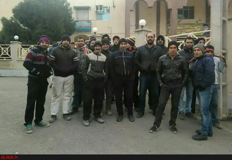 تجمع کارگران پروژه راه آهن قزوین- رشت مقابل فرمانداری رودبار