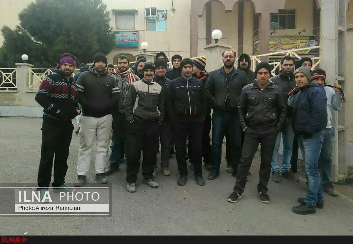 تجمع کارگران پروژه راه آهن قزوین- رشت مقابل فرمانداری رودبار