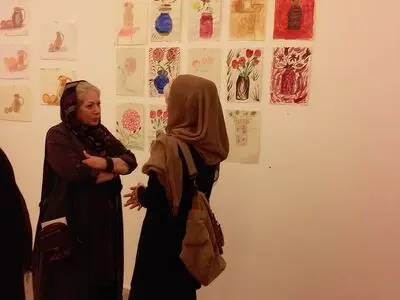 سازندگان فیلم«قصه‌ها» به تماشای نقاشی‌های زنان آسیب‌دیده نشستند