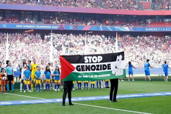 بنر حمایت از فلسطین در بازی بارسلونا

