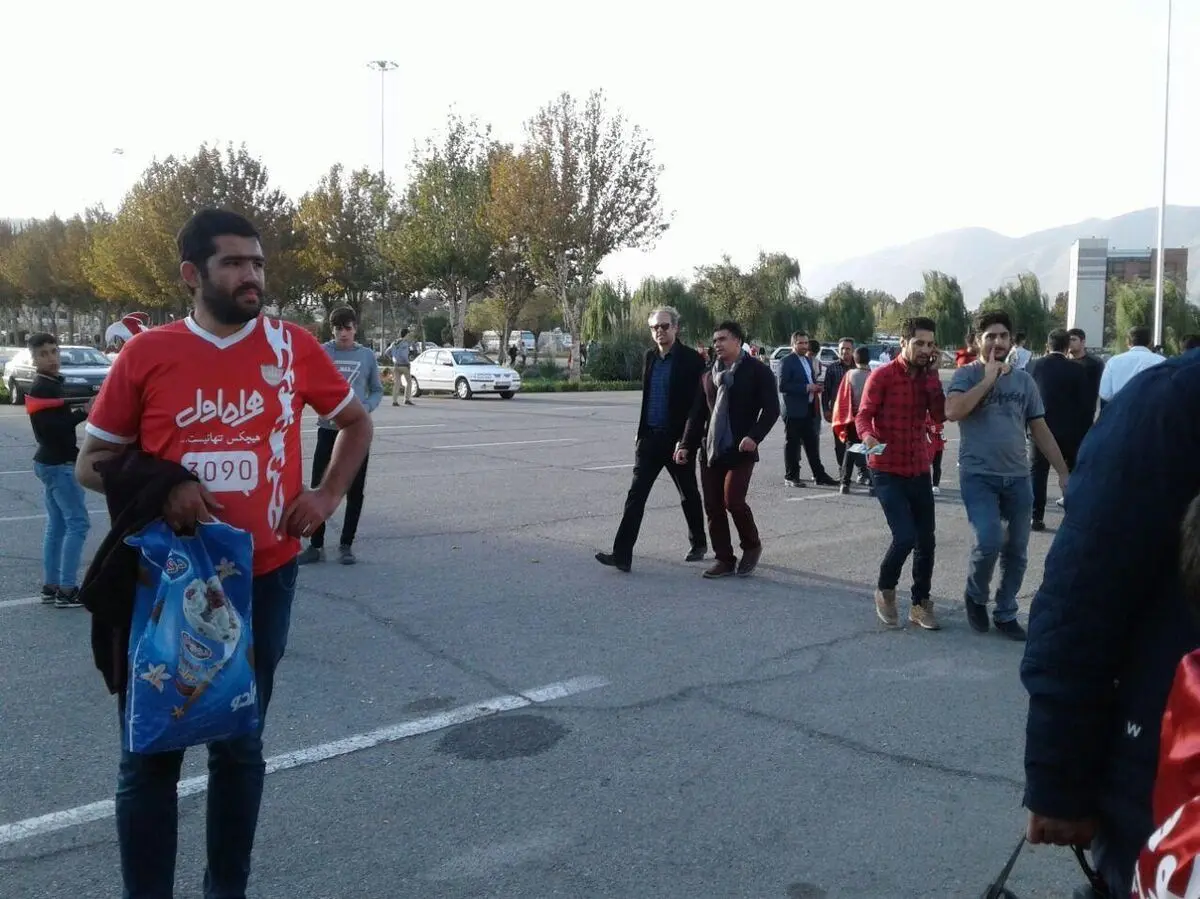 حضور خواننده‌های مطرح پاپ؛ مدافع سابق پرسپولیس پشت درهای بسته ورزشگاه (عکس)
