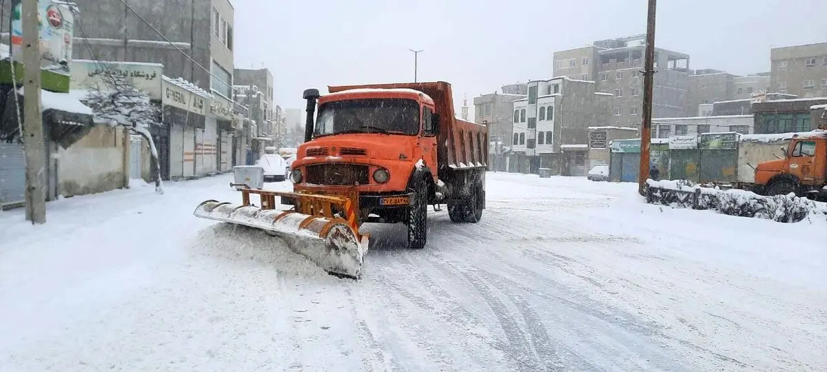 برف روبی معابر شهری همدان با 500 نیروی شهرداری در حال انجام است