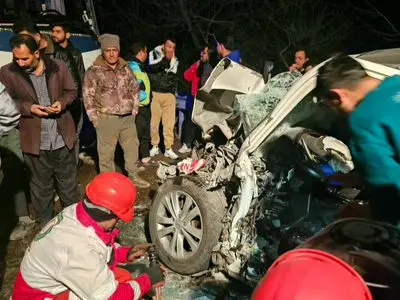 برخورد خودروی سواری با اتوبوس در جنگل گلستان ۱۱ نفر را راهی بیمارستان کرد
