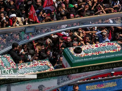 بدء مراسم تشییع الجثمان الطاهر لقائد الثورة الشهید في طهران