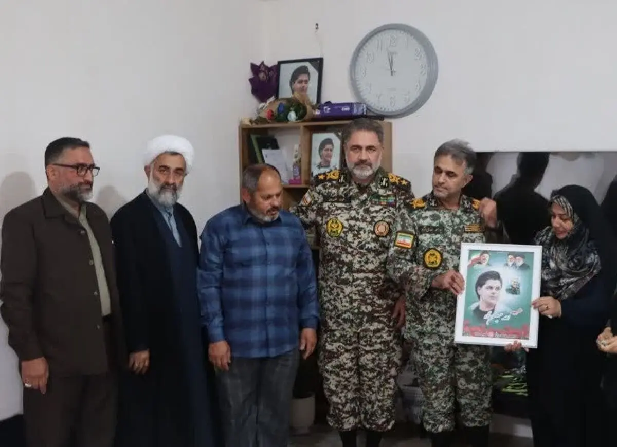 امیر سرتیپ الهامی با خانواده شهید احمد حسین‌نژاد دیدار کرد