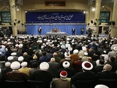 المشارکون بمؤتمر الوحدة یلتقون قائد الثورة الاسلامیة