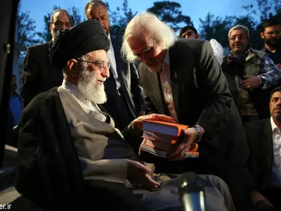 Leader urges people of literature to focus on nuclear deal