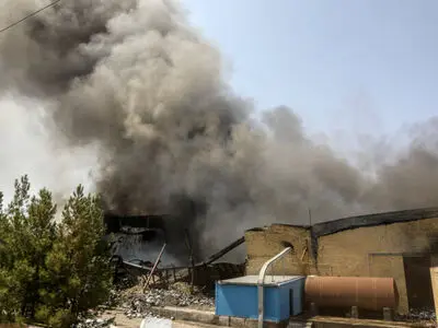 مصدومیت دو کارگر در آتش‌سوزی کارخانه رنگ گرمسار