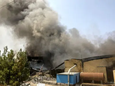 مصدومیت دو کارگر در آتش‌سوزی کارخانه رنگ گرمسار