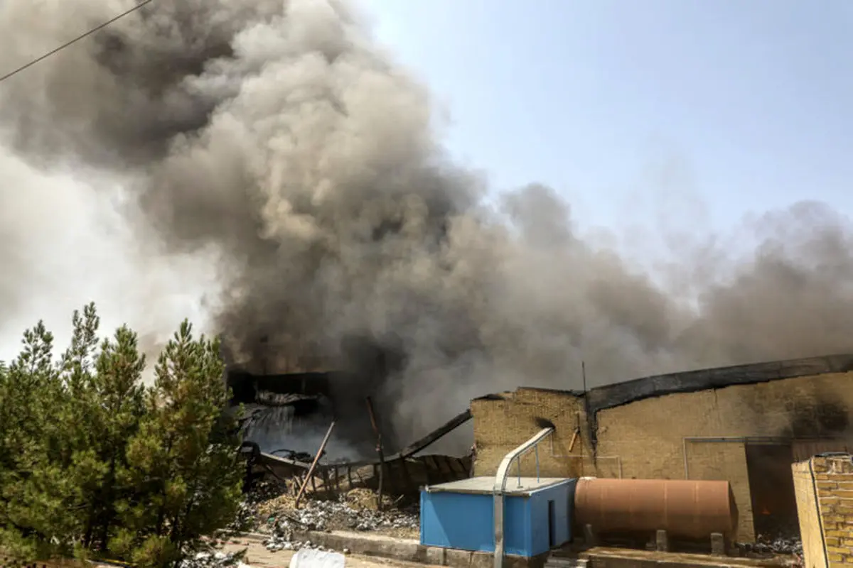 مصدومیت دو کارگر در آتش‌سوزی کارخانه رنگ گرمسار