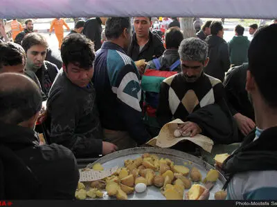 فیلم /پذیرایی از زائران کربلا در راهپیمایی اربعین حسینی (ع) در موکب ایلنا