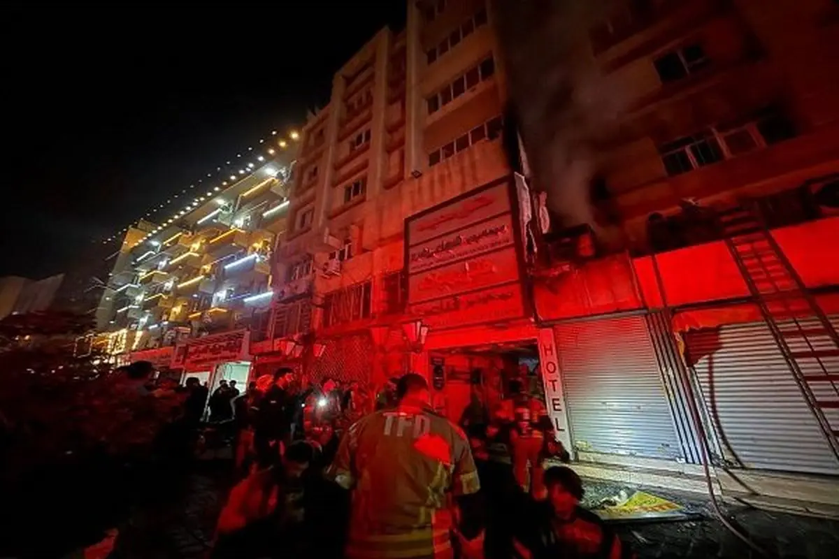 آتش‌سوزی در ساختمان اقامتی خیابان سعدی؛ ۷۰ نفر نجات یافتند
