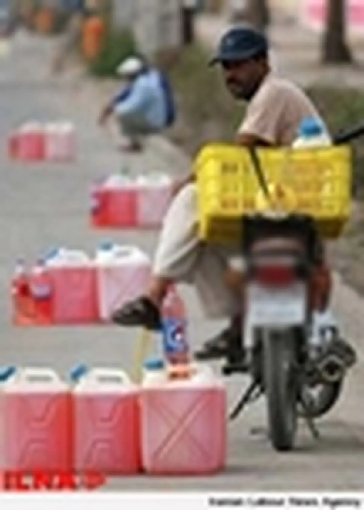 کارگر اخراجی «بافت‌بلوچ» مجبور به قاچاق بنزین شده است