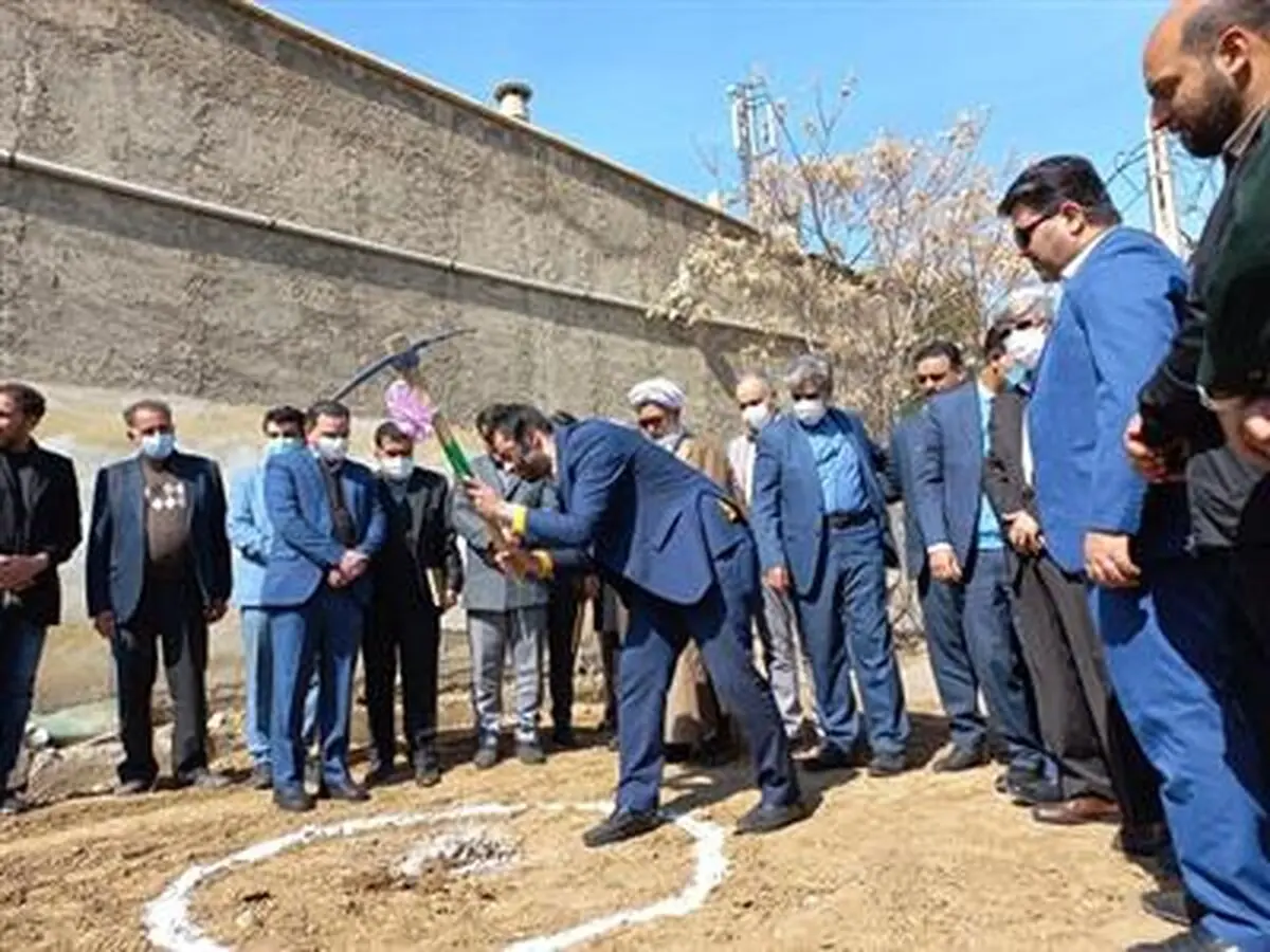 آیین کلنگ زنی مدرسه ۵۰۰۰ متری در کمالشهر برگزار شد