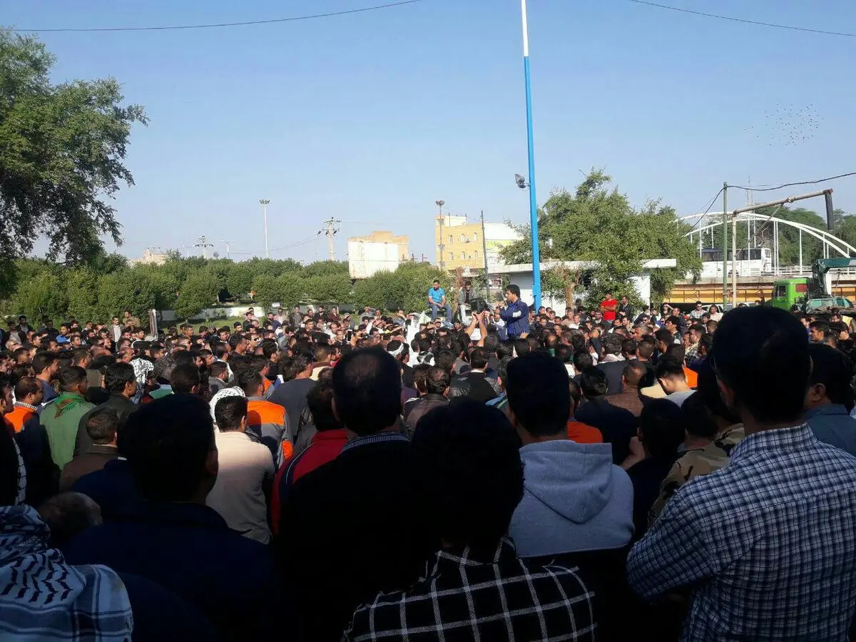 استمرار اعتراض کارگران هفت تپه مقابل فرمانداری شوش