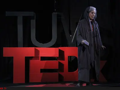 من به مدرسه‌ی مادران و دایگان ایرانی معتقدم