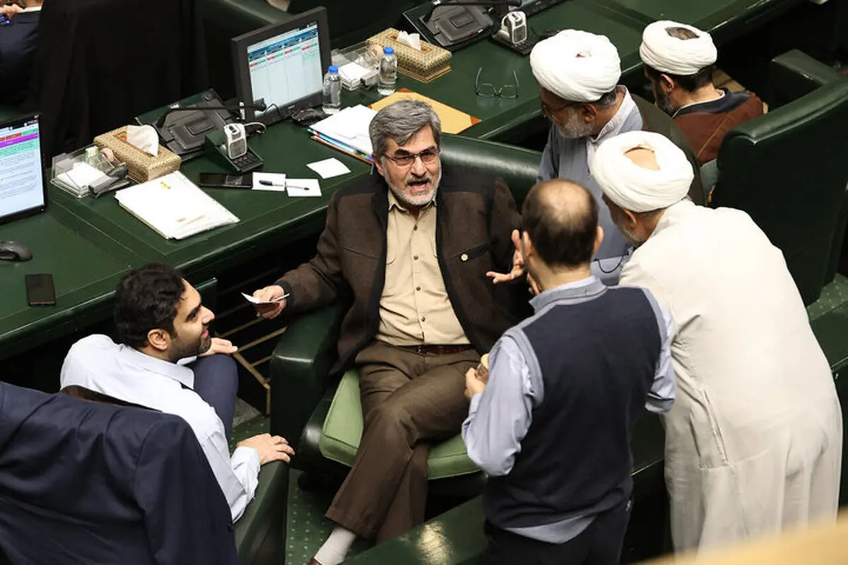 مجلس خودش را مشغول موضوعاتی کرده که هیچ ربطی به مشکلات مردم ندارد