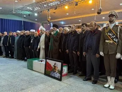 حضور عارف در مراسم تشییع پیکر شهید نصیرزاده 