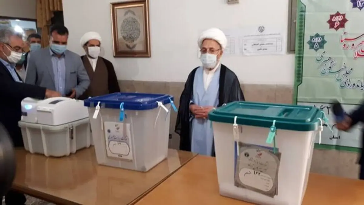 آیت‌الله سبحانی رای خود را به صندوق انداخت