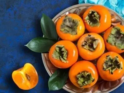عوارض خوردن خرمالو با معده خالی