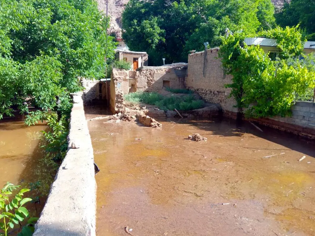 وقوع سیل و آبگرفتگی در برخی روستاهای استان تهران، مرکزی و سمنان/ امدادگران هلال‌احمر در حال ارزیابی مناطق حادثه‌دیده هستند