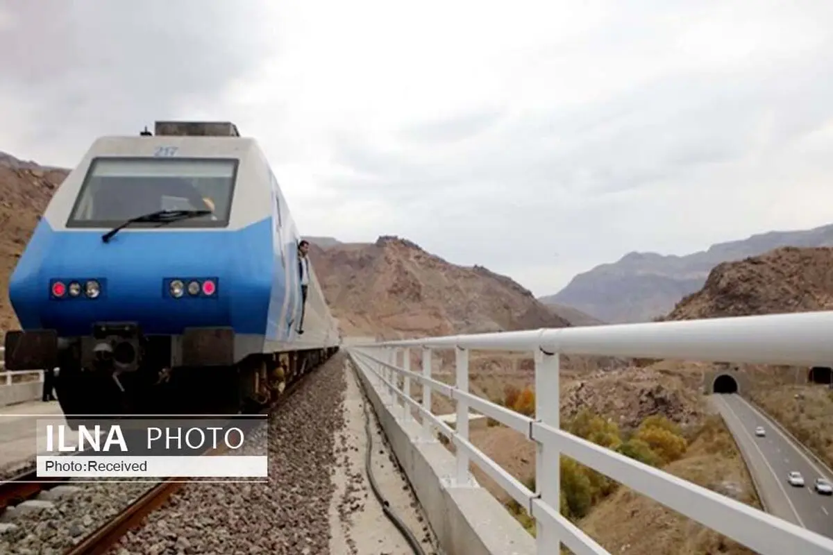 توقف اضطراری قطار قزوین-رشت به خاطر گیر کردن یک خودرو روی ریل
