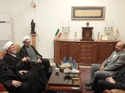 حضور سیدحسن خمینی در سفارت واتیکان برای‌ تسلیت درگذشت پاپ